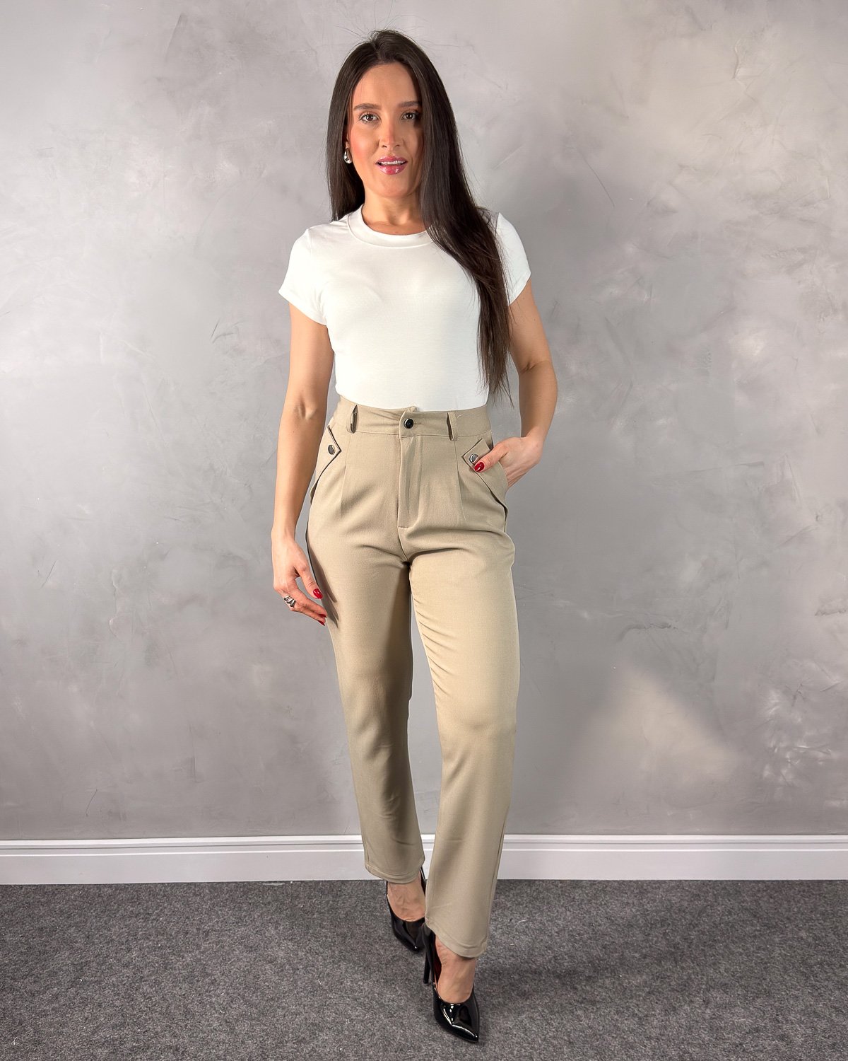 Calca Alfaiataria Reta com Botoes Prateados - Imagem 3