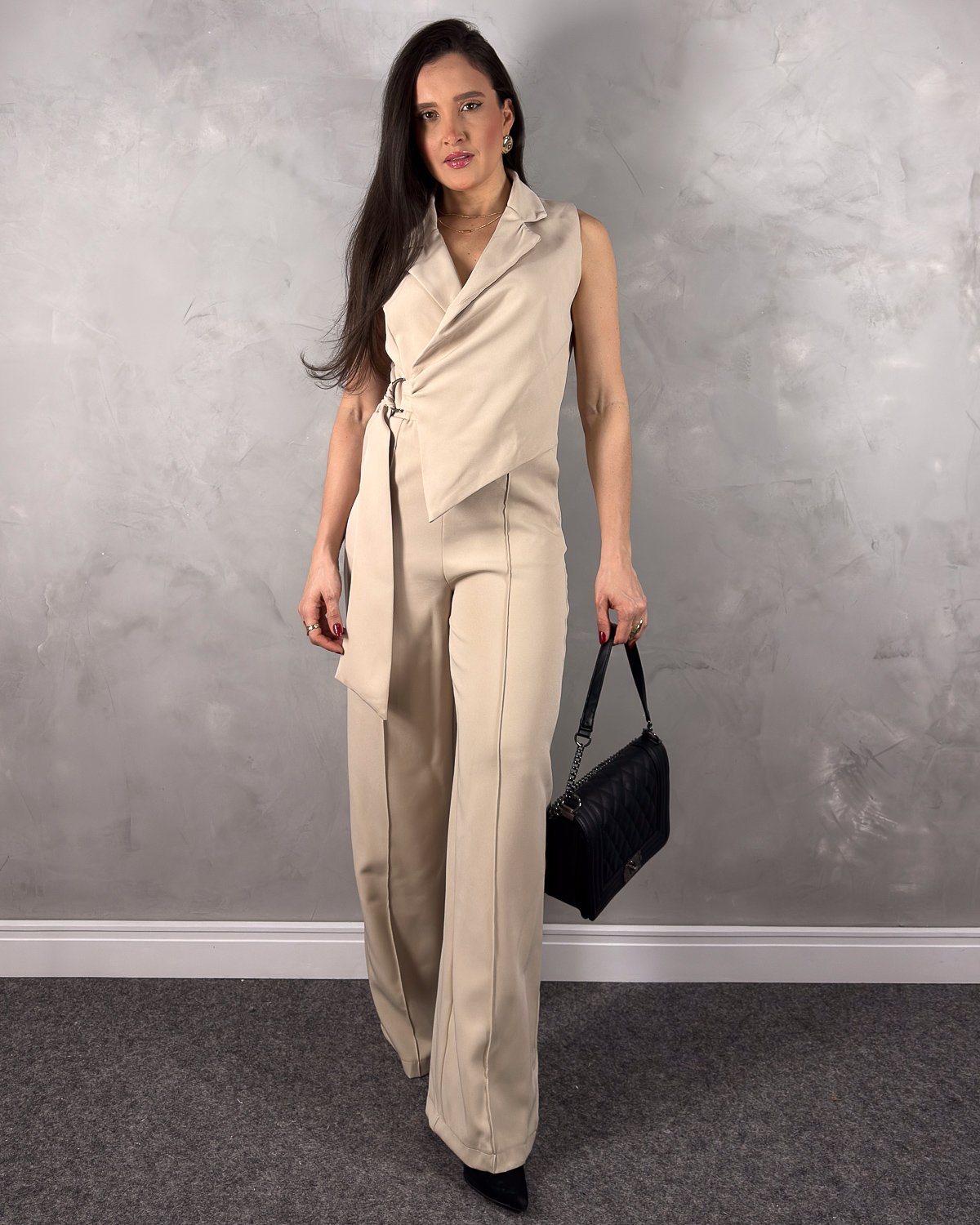 Macacão Alfaiataria Pantalona com Fivela Transpassada - Imagem 9