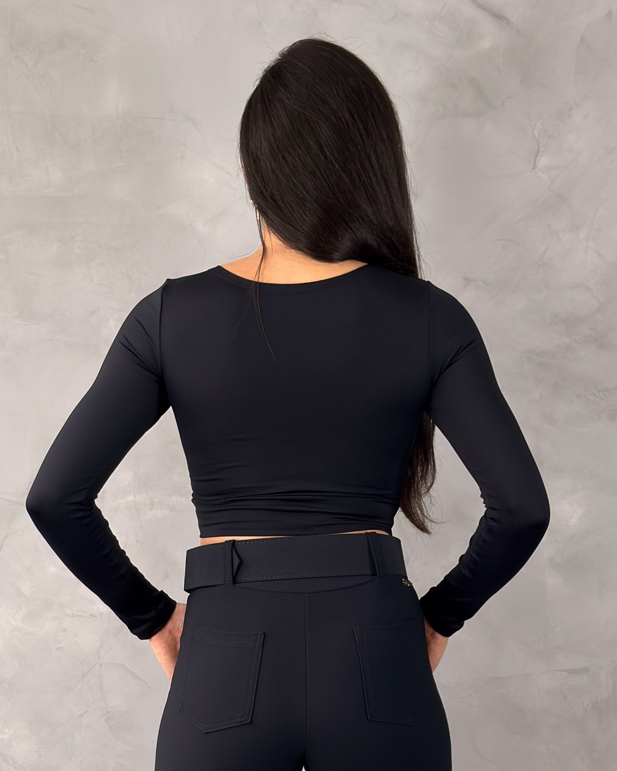 Cropped Manga Longa com Recorte Frontal - Imagem 3