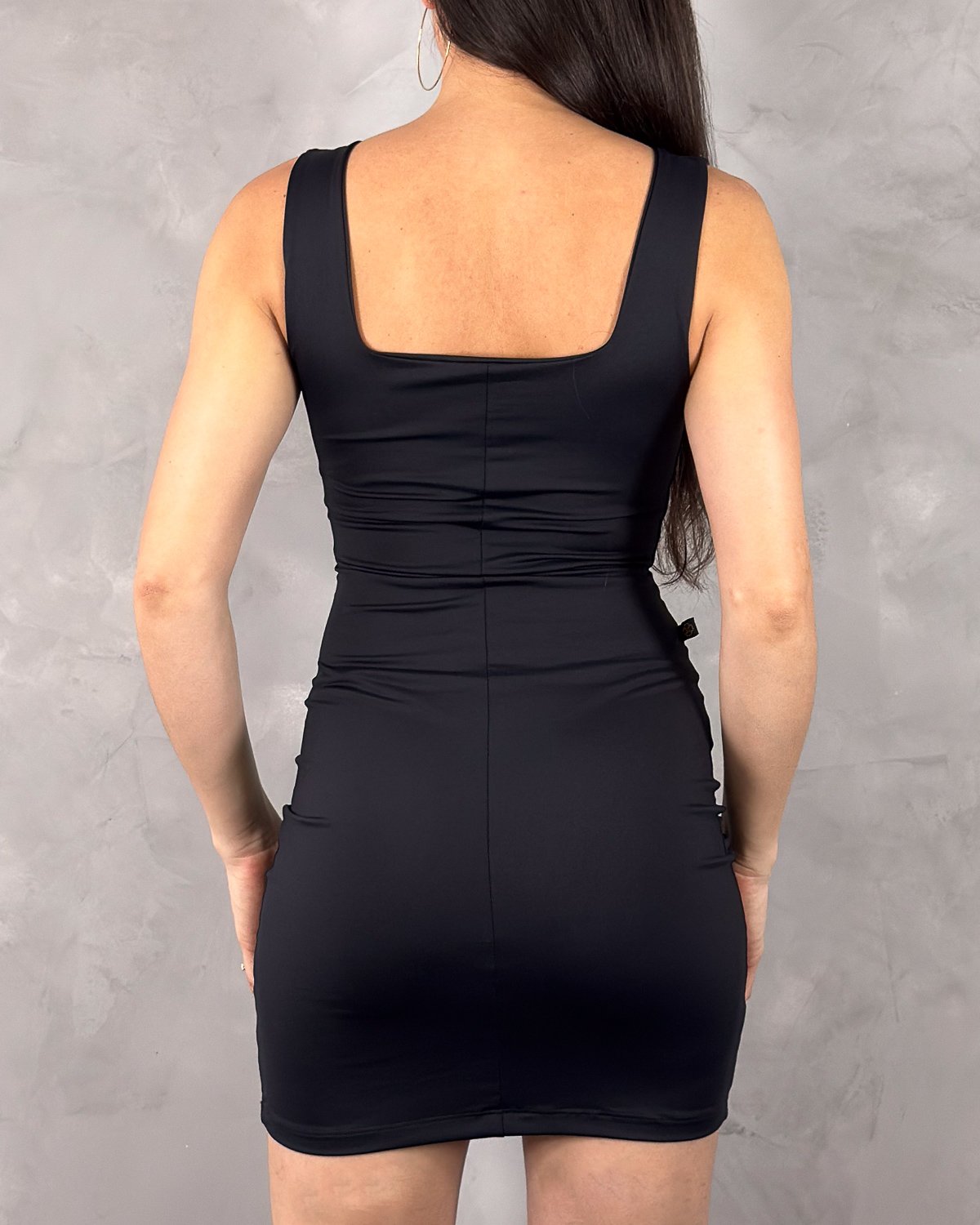 Vestido Curto Justo com Decote Quadrado - Imagem 2