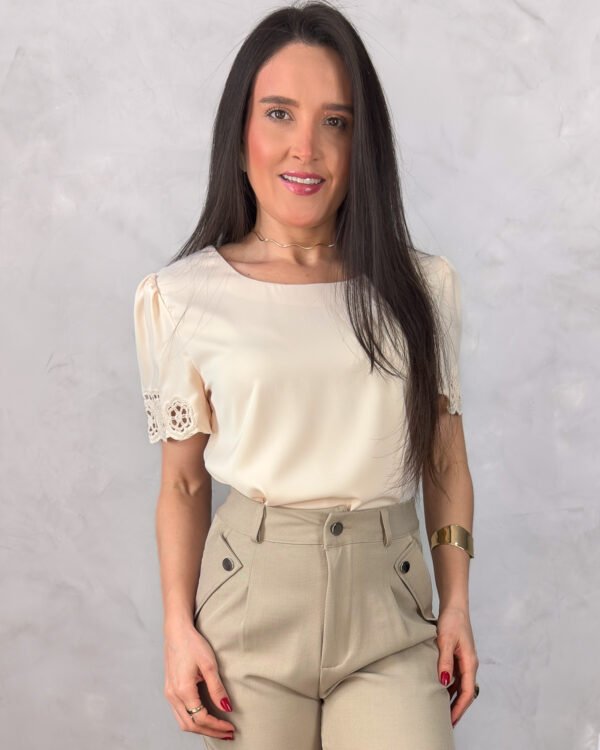 Blusa Manga Curta com Guipir Crepe