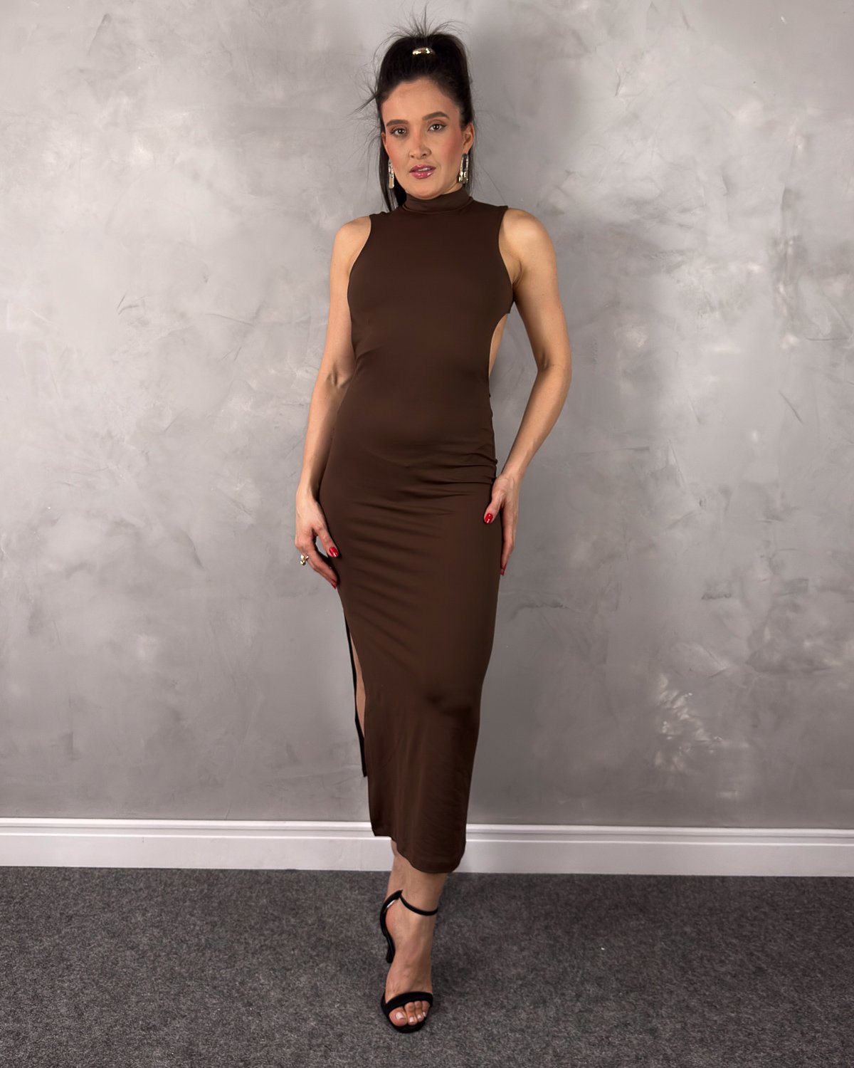 Vestido Longo com Gola Alta e Costas Vazadas - Imagem 4