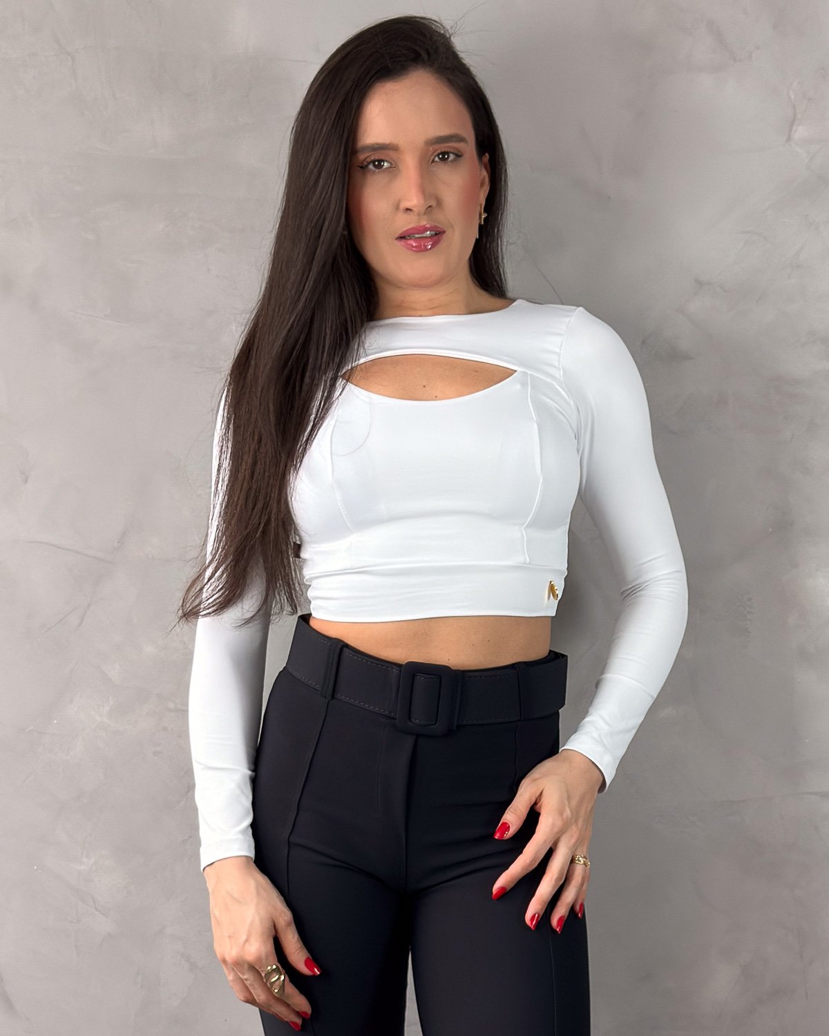 Cropped Manga Longa com Recorte Frontal - Imagem 4