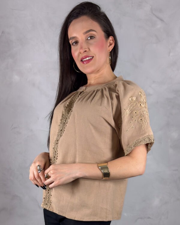 Blusa Manga Curta em Algodão com Bordado Inglês
