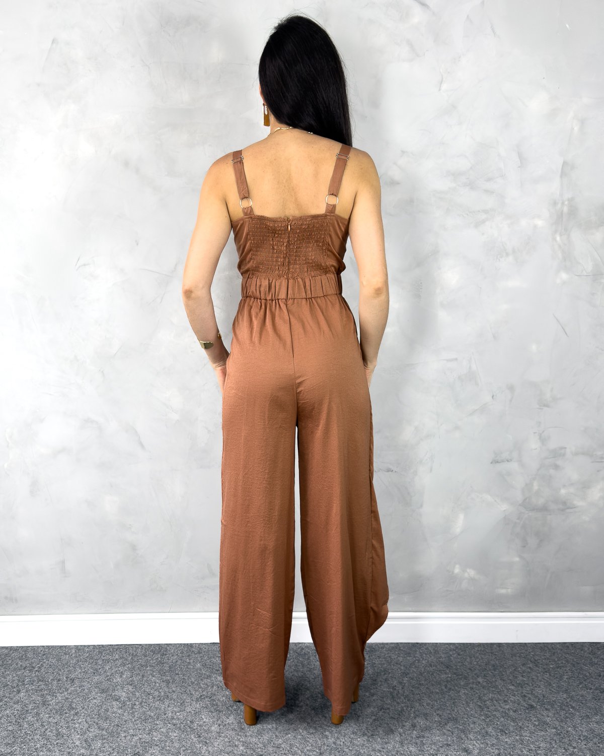 Macacão Alcinha Regulável com Detalhe Assimétrico e Botões Dourados - Imagem 6