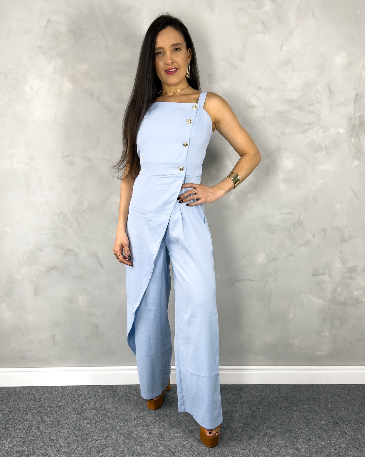 Macacão Alcinha Regulável com Detalhe Assimétrico e Botões Dourados