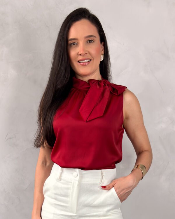 Blusa de Cetim com Gola Laço e Botões Laterais